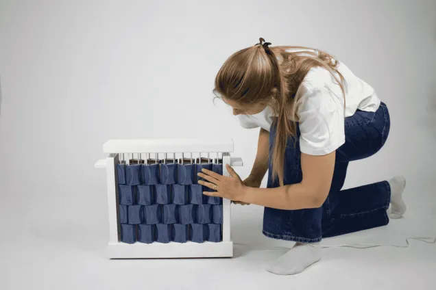 person touching the radiator. Photo. 