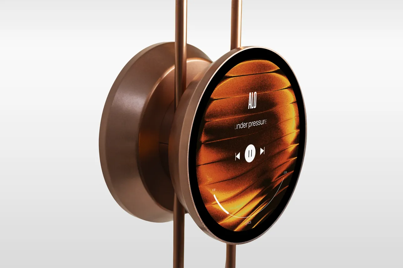 Round screen fixed along the vertical rail of a speaker system. Photo.