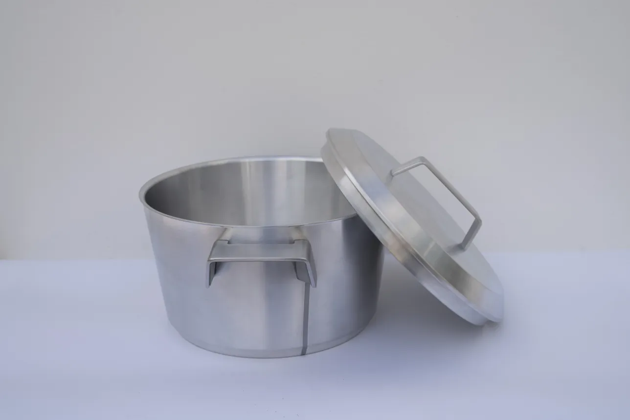 Cooking pot with the lid off. Photo.