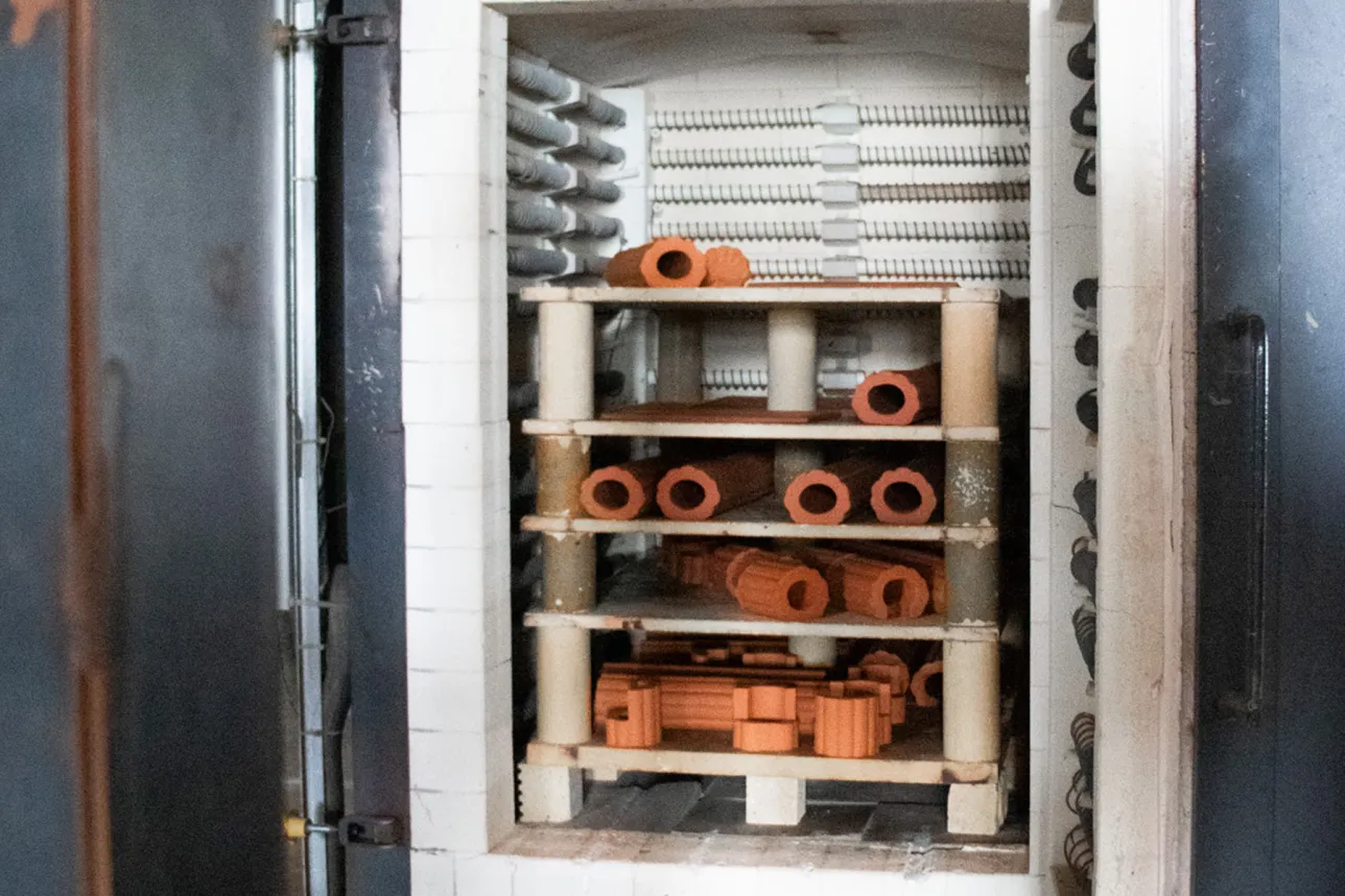 clay pieces in the kiln. Photo. 