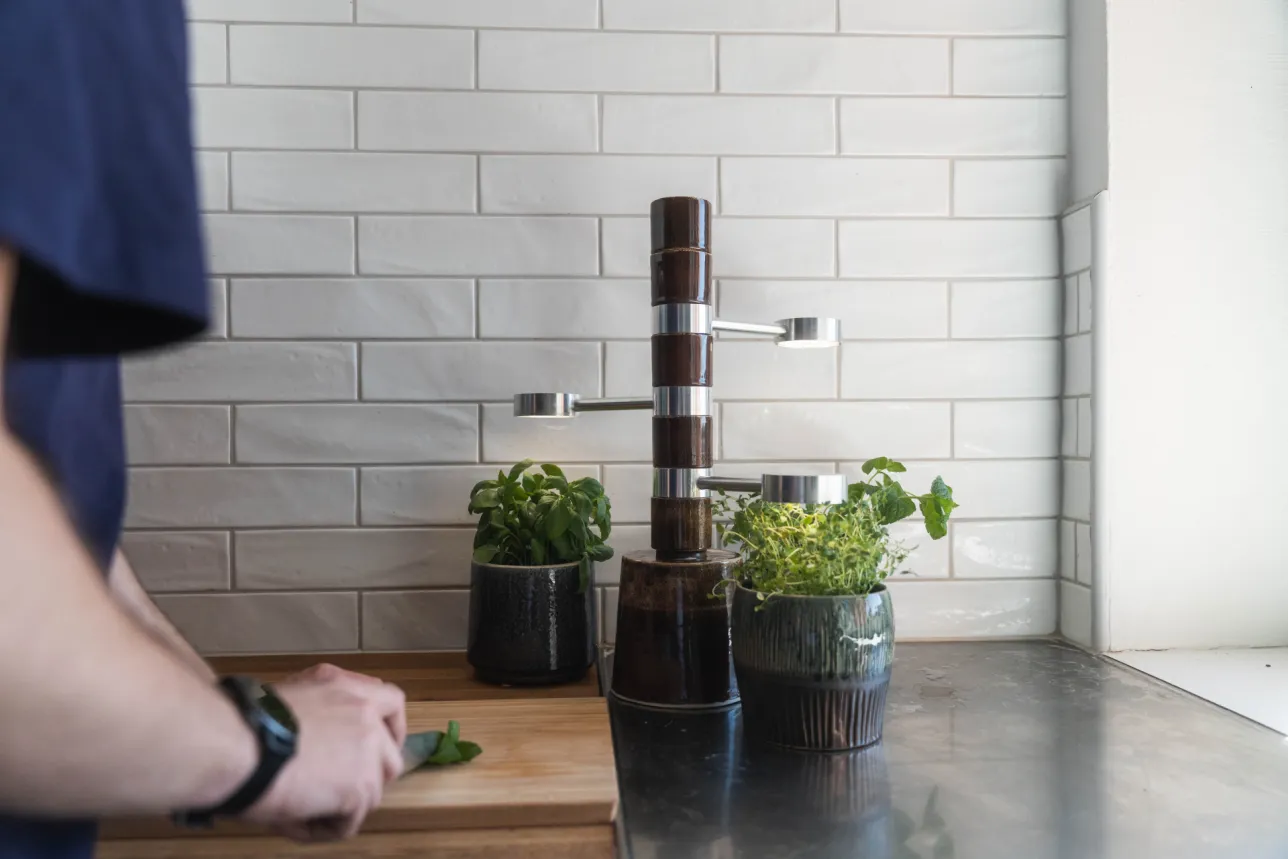 Grow light made out of stoneware and aluminum. Photo. 