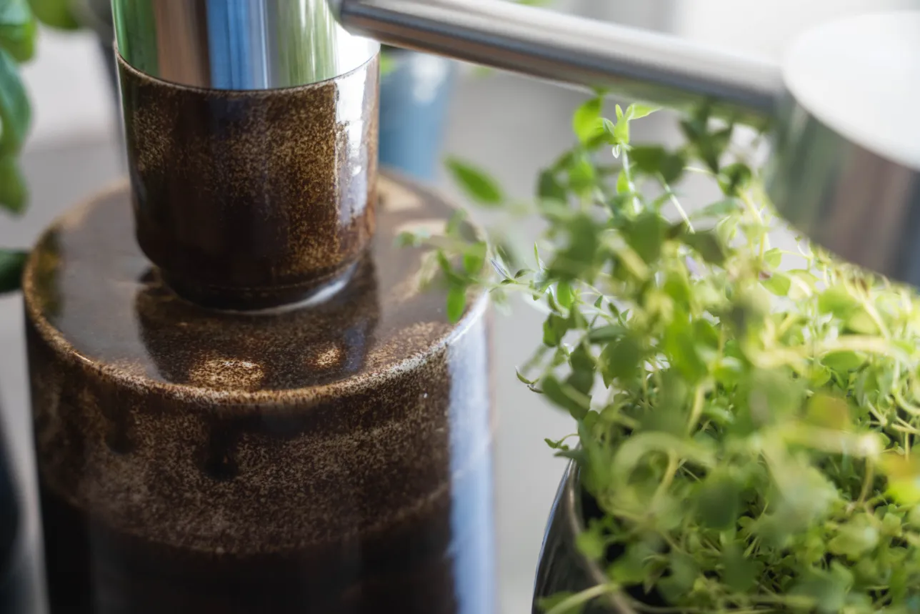 close up of the base of the grow light. Photo. 