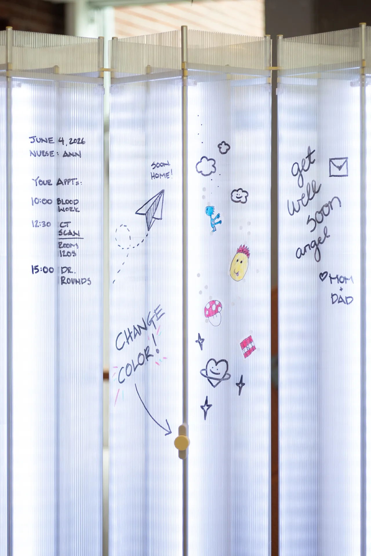 The outer screens function for communication, self-expression and personalization. Photo. 