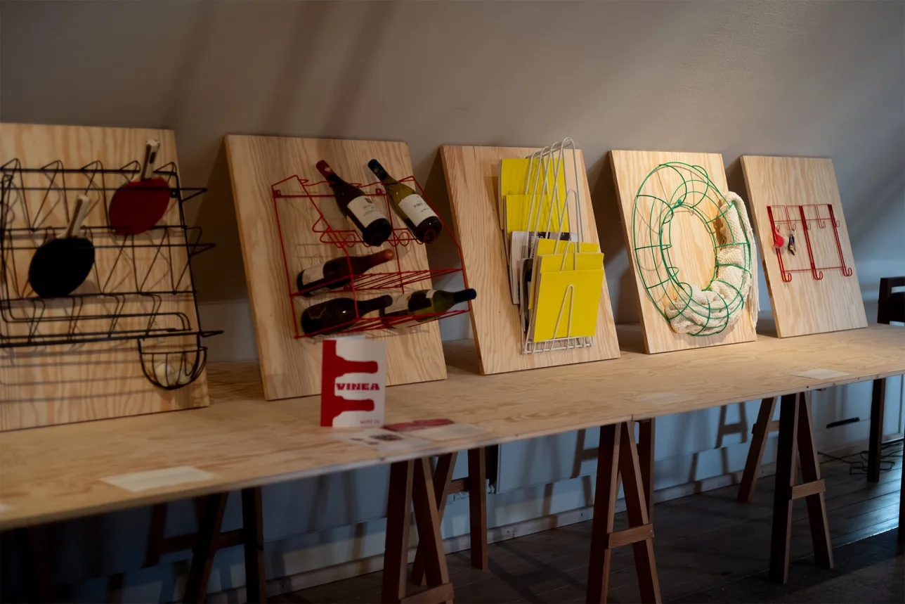Display table showing different wire-shaped storage solutions. Photo.